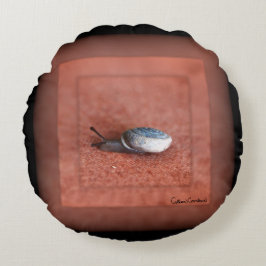 Almofada Redonda Macro Fotografia de Caracol em Terracotta
