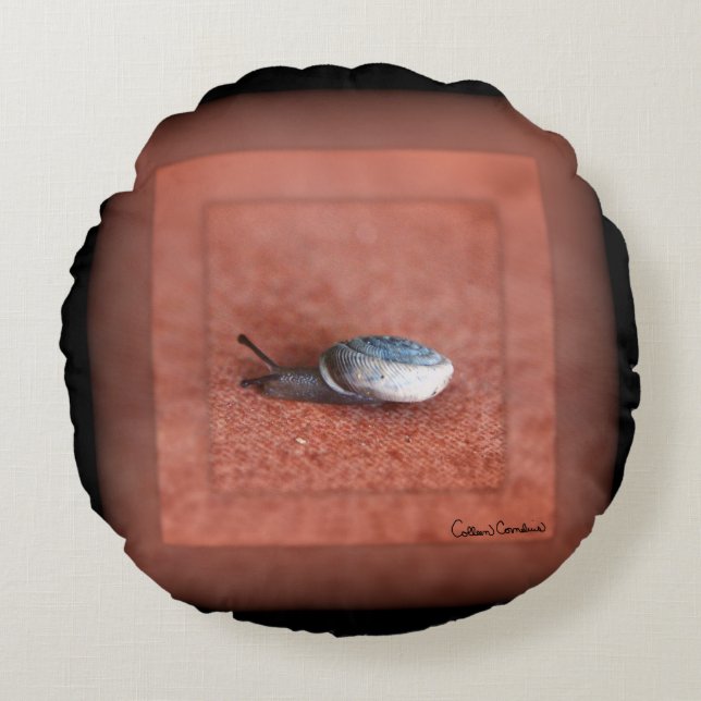 Almofada Redonda Macro Fotografia de Caracol em Terracotta (Frente)