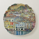 Almofada Redonda Malcesine no lago Garda por Gustav Klimt<br><div class="desc">Malcesine no lago Garda (1913), por Gustav Klimt, é uma pintura simbolista vitoriana da Era Art Nouveau de arte. Uma bela vista da cidade italiana de Malcesine, com edifícios e casas à beira do porto. As casas e barcos lançam um reflexo na água calma. Vocês podem ver as paredes do...</div>