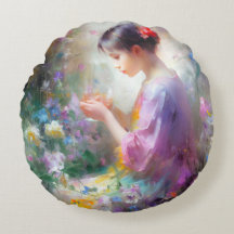 Menina admirando uma flor em suas mãos