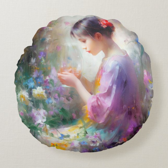 Almofada Redonda Menina admirando uma flor em suas mãos  (Frente)