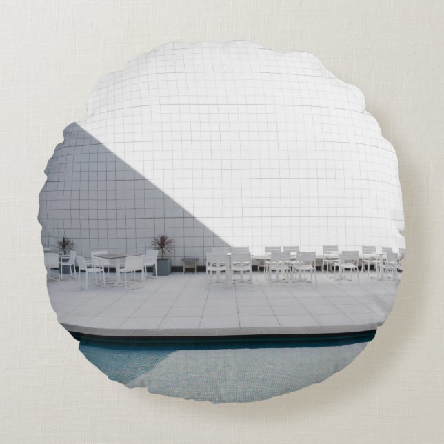 ALMOFADA REDONDA MESA BRANCA COM CADEIRAS DURANTE O DIA (Frente)