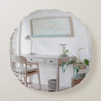 ALMOFADA REDONDA MESA VAZIA PERTO DA CURTINA