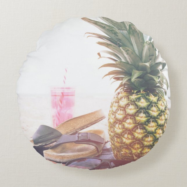 Almofada Redonda Minimalist photography of pineapple near sandals a (Frente)