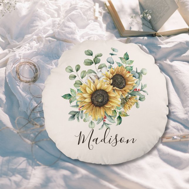 Almofada Redonda Monograma Aquarela Vintage Girassol Russo (In situ on bed under sunlight)