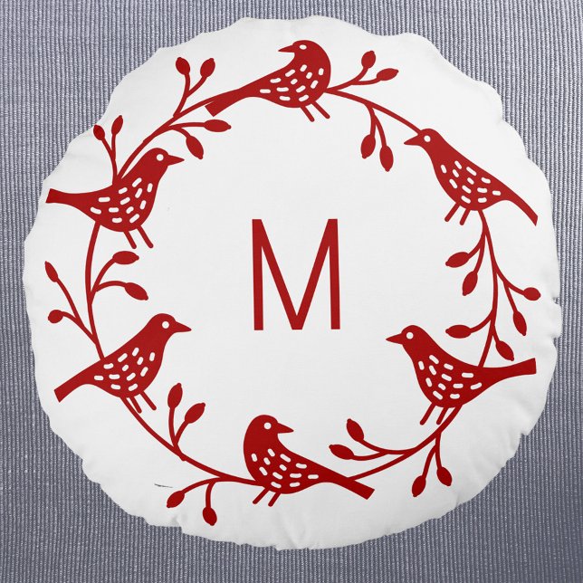Almofada Redonda Monograma da Terra das Aves da Escandinávia (Personalized monogram initial red and white Scandinavian style bird wreath round pillow)