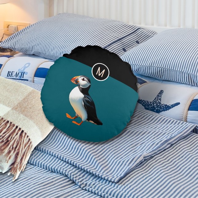Almofada Redonda Monograma da Vida Selvagem Azul no Oceano Pássaro  (A round pillow in dark ocean blue, with a picture of an Atlantic puffin, and monogram initial)