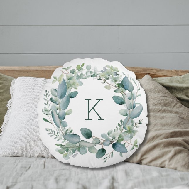 Almofada Redonda Monograma de Eucalipto Folhas Verdes Casamento (Monogrammed Eucalyptus Greenery Round Bedroom or Sofa Pillow.)