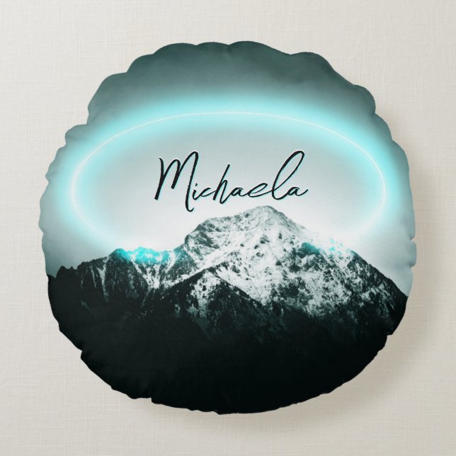 Almofada Redonda Monograma de luz neon azul misterioso da montanha  (Frente)