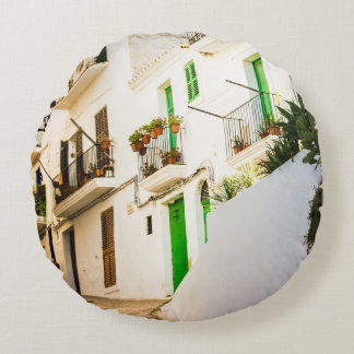 ALMOFADA REDONDA MOTOCICLO PRETO PERTO DA CONSTRUÇÃO DE PAREDE BRAN