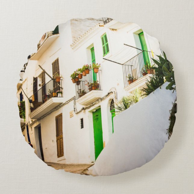 ALMOFADA REDONDA MOTOCICLO PRETO PERTO DA CONSTRUÇÃO DE PAREDE BRAN (Frente)