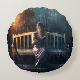 Almofada Redonda Mulher lendo livro na chuva