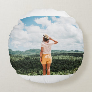 Almofada Redonda Mulher parada perto das árvores