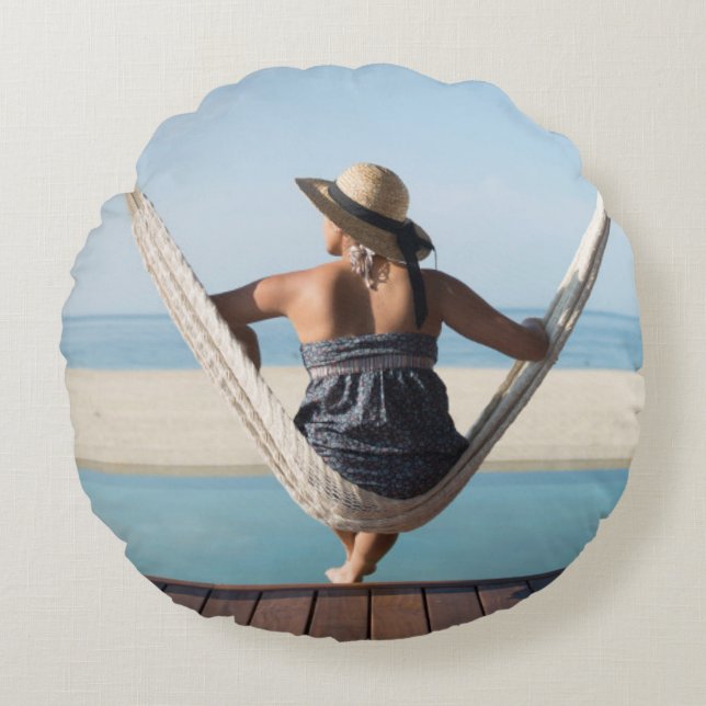 Almofada Redonda Mulher que senta-se em um Hammock em um hotel (Frente)