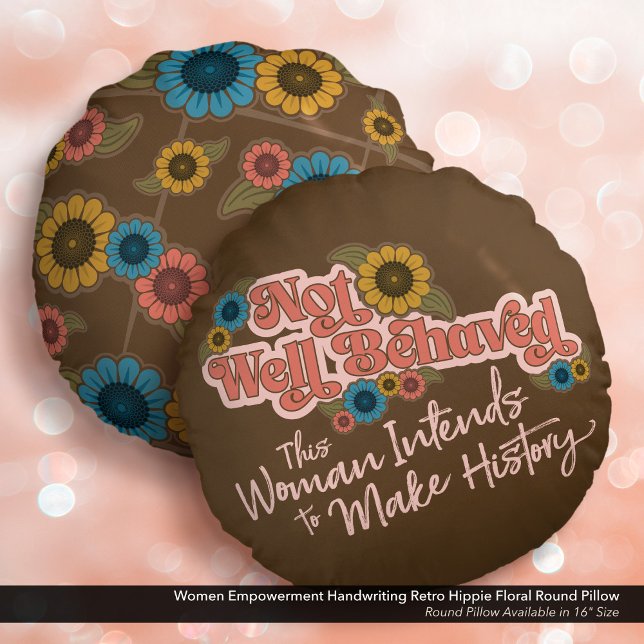 Almofada Redonda Mulheres empoderadas Letra Hippie Floral (Not Well Behaved - Women's Empowerment Throw Pillow with a Hippie Floral Design.)