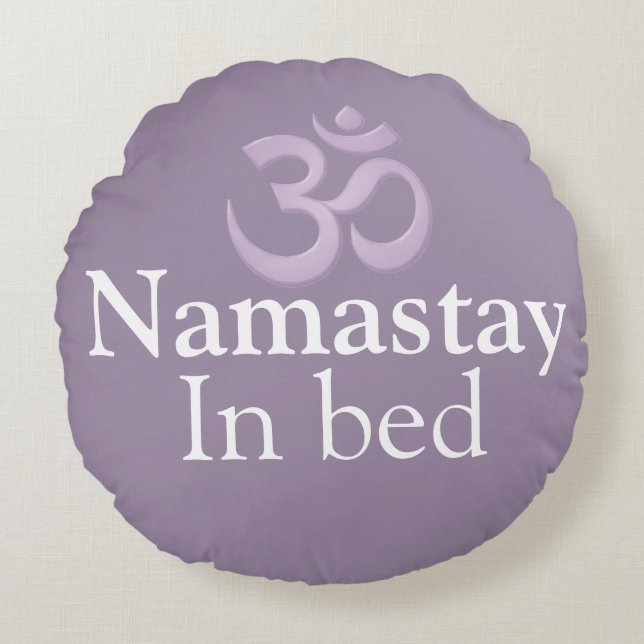Almofada Redonda Namastay In Bed Yoga Lavender purple white Funny (Frente)