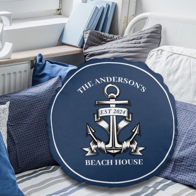 Almofada Redonda Nome da família de barcos náuticos da praia Anchor (Nautical Boat Beach House Anchor Family Name Est Round Pillow)
