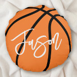 Almofada Redonda Nome personalizado laranja preto de basquetebol<br><div class="desc">Travesseiro redondo com uma bola de basquete em preto e laranja e seu nome em branco. Todas as cores são personalizáveis na ferramenta design.</div>