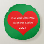Almofada Redonda Nosso Segundo Natal Juntos Coração Vermelho Bonito<br><div class="desc">Nomes personalizados e impressos com design de coração vermelho giro em fundo verde sólido. Sinta-se à vontade para personalizar adicionando seus próprios textos,  nomes ou fotos. A cor do fundo e do ano também podem ser alterados como quiserem!</div>