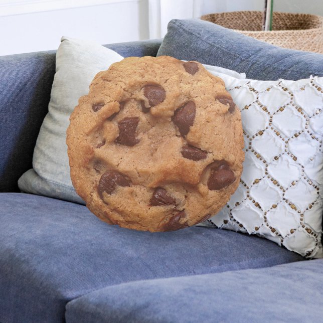 Almofada Redonda Novelty Chip Cookie Chocolate (Novelty fun chocolate chip cookie throw pillow from Ricaso. Round pillow in a cookie food design)