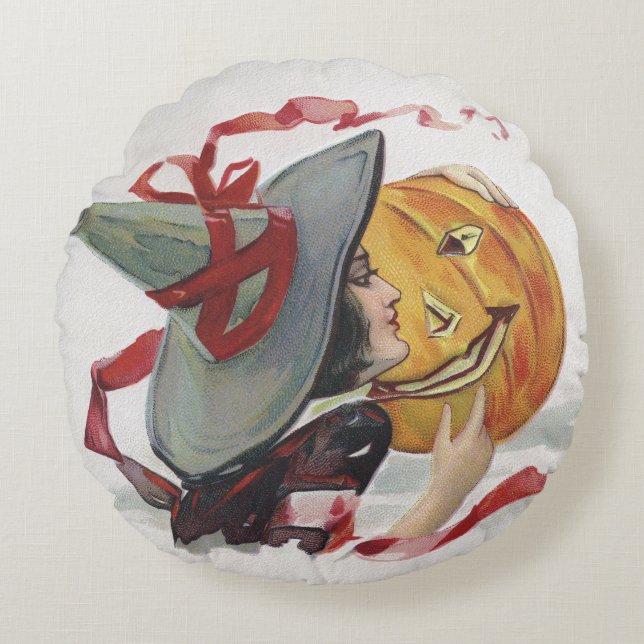 Almofada Redonda O Beijo da Bruxa: uma Lanterna de Abóbora no Hallo (Frente)