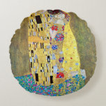 Almofada Redonda O Beijo de Gustav Klimt, Vintage Art Nouveau<br><div class="desc">O Beijo (Der Kuss) (1907/08) de Gustav Klimt é provavelmente a sua obra mais famosa. Klimt iniciou o seu trabalho em 1907 e é o ponto alto do seu chamado "Período Ouro". O Beijo é uma vintage Era Vitoriana Simbiolismo belo amor pela arte e pintura romântica apresentando um casal romântico...</div>