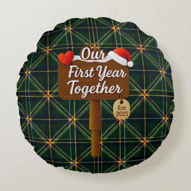 Almofada Redonda Our First Year Together 2025 Wooden Sign (Frente)