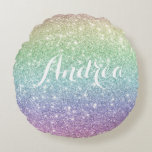 Almofada Redonda Padrão Colorido de Glitter Unicórnio Colorido Pers<br><div class="desc">Adicione um sotaque colorido a qualquer sala com este travesseiro redondo personalizável. Ele apresenta um padrão colorido de brilho do arco-íris. Personalize adicionando nomes.</div>