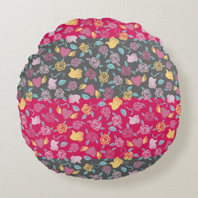 Almofada Redonda Padrão de rosas, Corações e Mãos (Frente)