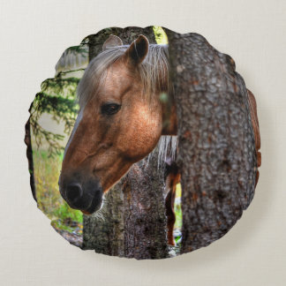 Almofada Redonda Palomino Pinto Stallion em uma Floresta