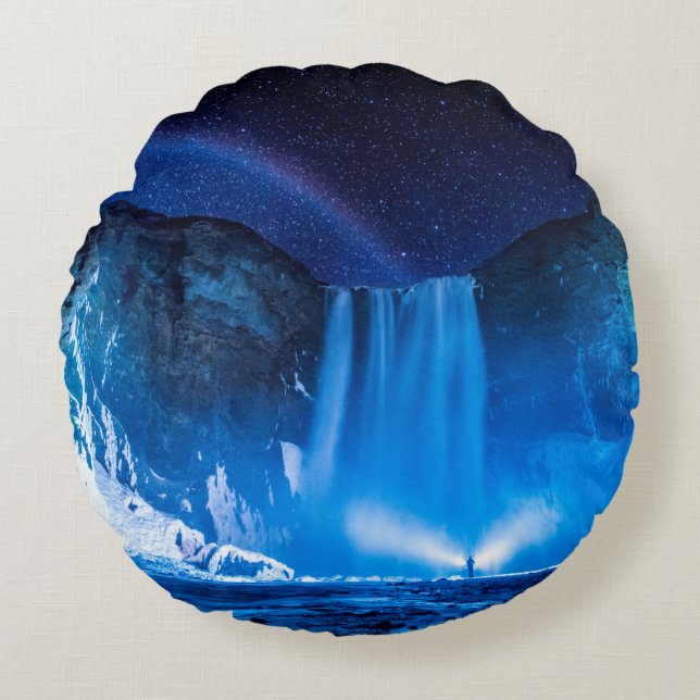 ALMOFADA REDONDA PESSOA À FRENTE DA QUEDA DE ÁGUA DURANTE A NOITE (Frente)