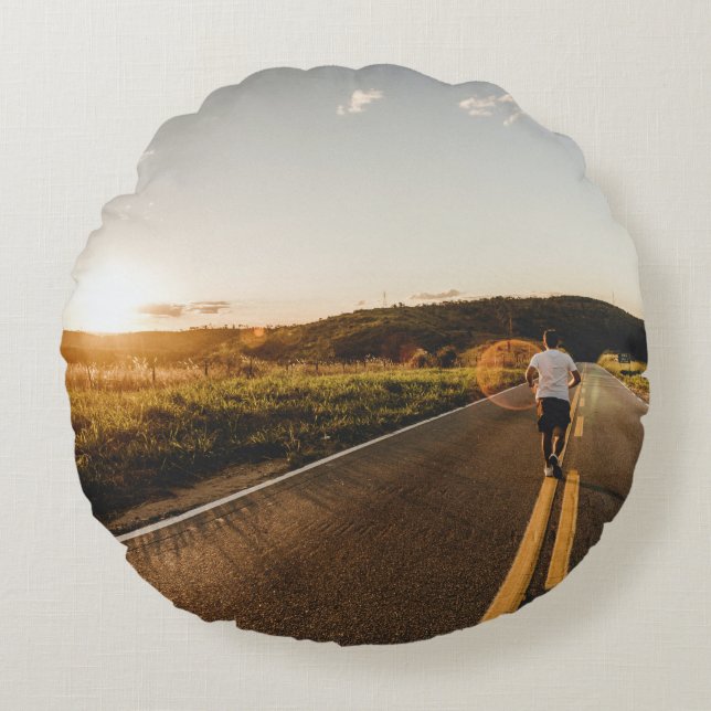 Almofada Redonda Pessoa que corre na estrada pela manhã (Frente)