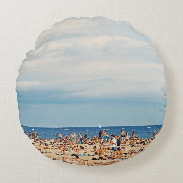 Almofada Redonda Pessoas na praia de areia castanha (Frente)