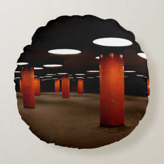 ALMOFADA REDONDA POSTO VERMELHO SOB LUZ DE TETO À NOITE