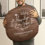 Almofada Redonda Presente de Casamento Personalizado de Madeira Rús<br><div class="desc">Desenho de almofada redonda de presente de casamento de madeira escura impressa com a frase 'felizes para sempre' em escrita única,  circundada por folhas de louro simples com nomes e datas de casamento para você personalizar.</div>