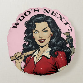Almofada Redonda “Quem é o Próximo?” Retro Pin-Up da Dona de Casa A