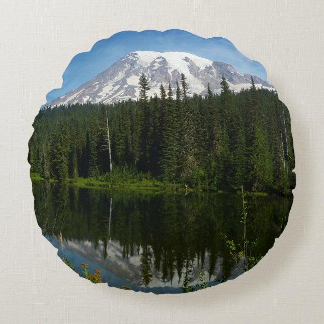 Almofada Redonda Reflexo do Lago Monte Rainier com Flores Silvestre (Frente)