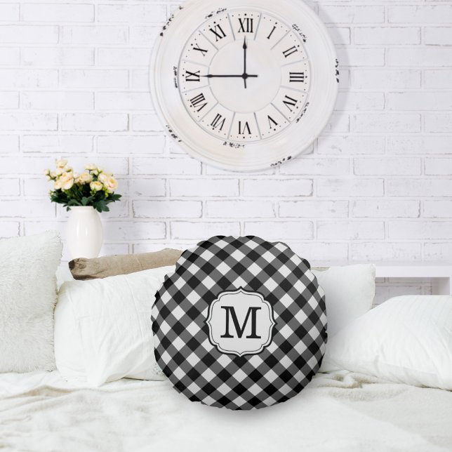 Almofada Redonda Retro Elegant Personalized Gingham Throw Pillows (retro elegant personalized black and white gingham check pillow)