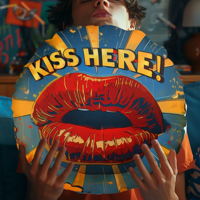 Almofada Redonda Retro-Pop de Arte Divertida 'Beije Aqui!' (Funny Comic Style Retro "Kiss Here" Pop-Art Round Pillow)
