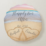 Almofada Redonda Rosa Chic Bege Casais Corações Areia<br><div class="desc">Rosa Chic Bege Casais Corações Areia. Recém-casados 1º Dia dos Namorados / ano,  lembrança de aniversário. Nomes dos Casais em Corações na Areia lembrança costeira.</div>