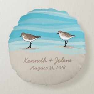 Almofada Redonda Sandpipers em Beach Wedch Date Names in Sand