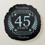 Almofada Redonda Sapphire Tradicional 45º aniversário de casamento<br><div class="desc">Uma design para celebrar 45 anos de casamento. Este design tem um design de louros azul (cor tradicional) em um fundo preto. O apfleto é o presente tradicional para esta ocasião. O texto diz: "Sapphire 25 anos de aniversário". Uma design romântica para comemorar seu 25 ano de casamento. Se você...</div>