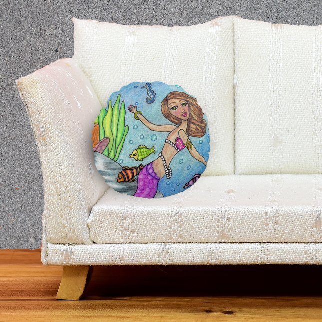 Almofada Redonda Sereia Roxa bonito Nadando Peixes Rochas de algas  (Mermaid pink tail with fish seahorse by seaweed rocks on round decorative pillow.)