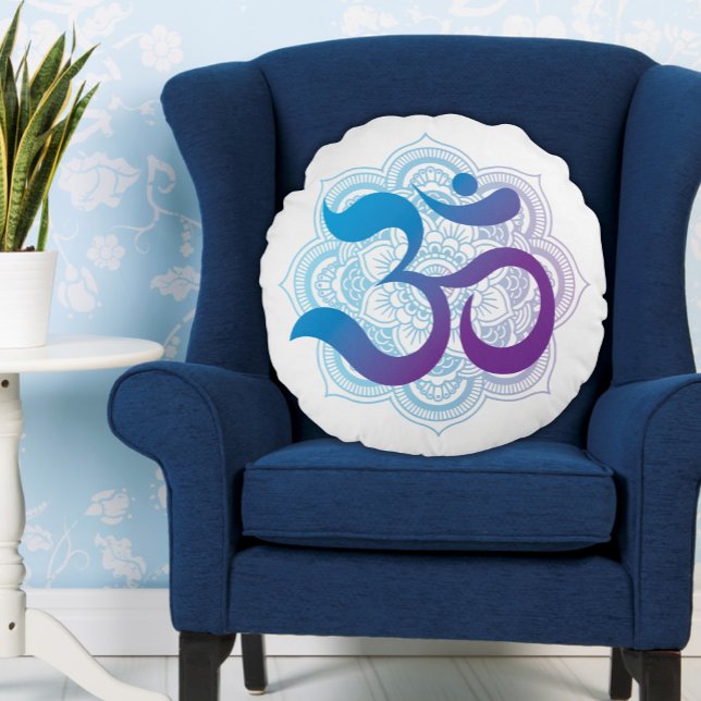 Almofada Redonda Símbolo de Om Puro e Azul Mandala Flor Branco (White Round Pillow with Blue and Purple Om Symbol and an Indian Lotus Flower Icon on a Blue Chair)