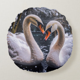 Almofada Redonda Swans Românticos em uma Terra Maravilha de inverno