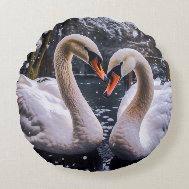 Almofada Redonda Swans Românticos em uma Terra Maravilha de inverno (Frente)