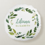 Almofada Redonda Sweet Greenery Wreath Baby Name Monograma<br><div class="desc">Travesseiro decorativo redondo personalizado com uma bonito camada verde de aquarela sobre fundo branco. Personalize-o com o nome do seu bebê ou outro texto em quaisquer fontes e cores. Use as ferramentas de design para carregar suas próprias fotos e editar o texto e as cores para corresponder a qualquer decoração...</div>
