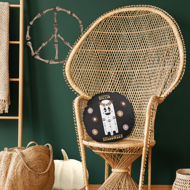 Almofada Redonda Travesseiro da Ronda do Fantasma de Hippie Hallowe (Hippie Halloween Cute Ghost Round Throw Pillow on Rattan chair.)