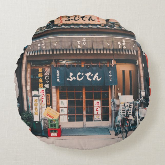 ALMOFADA REDONDA TRÊS BICICLETAS ESTACIONADAS NA FRENTE DA CONSTRUÇ (Frente)