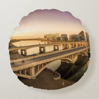 ALMOFADA REDONDA TRÊS HOMENS EM MOTOCICLOS ATRAVÉS DA PONTE